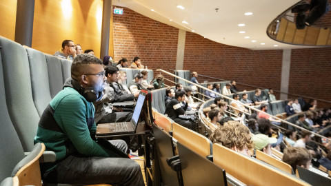 Studenten luisteren in hoorcollegezaal naar spreker