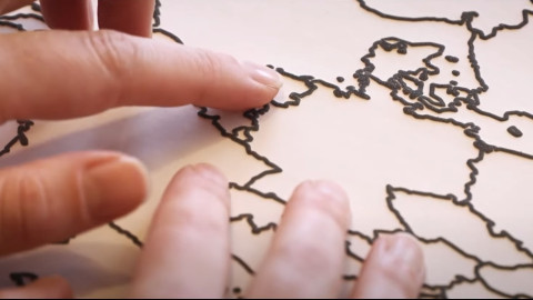 twee handen op een topografische kaart met reliëf