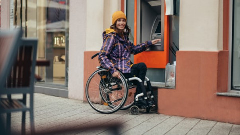 Vrouw in rolstoel kan pint zelfstandig geld bij geldautomaat