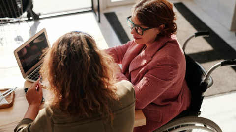 vrouw in rolstoel op werkplek