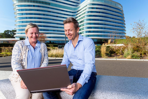 Twee DUO medewerkers voor kenmerkende gebouw DUO