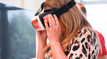 Vrouw met VR-bril ervaart kokervisie