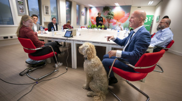 Staatssecretaris Knops op werkbezoek bij toegankelijkheidsexperts Bartimeus.