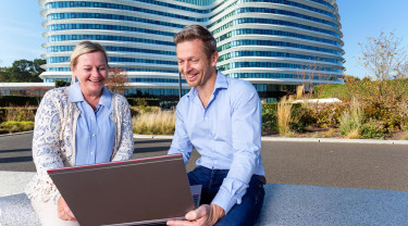 Twee DUO medewerkers voor kenmerkende gebouw DUO