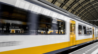 Rijdende trein bij treinstation