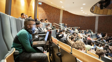 Studenten luisteren in hoorcollegezaal naar spreker