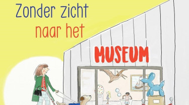 Tekening van een mevrouw met een visuele beperking die richting het museum loopt met haar geleidehond.