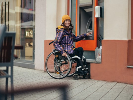 Vrouw in rolstoel kan pint zelfstandig geld bij geldautomaat